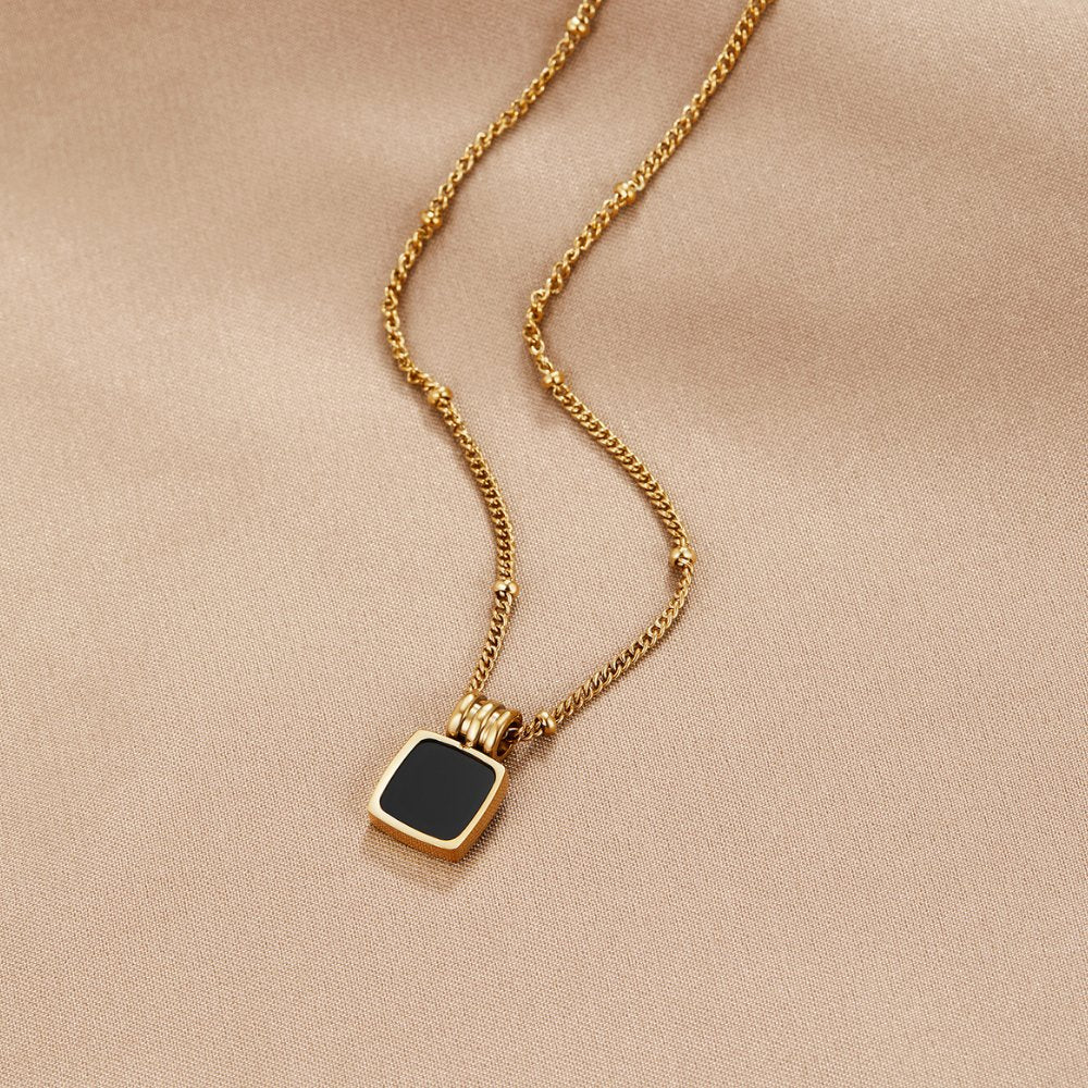 Dorota – Collana dorata con gemma verde