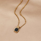 Dorota – Collana dorata con gemma verde