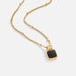 Selina - Collana in oro con pietra scura.