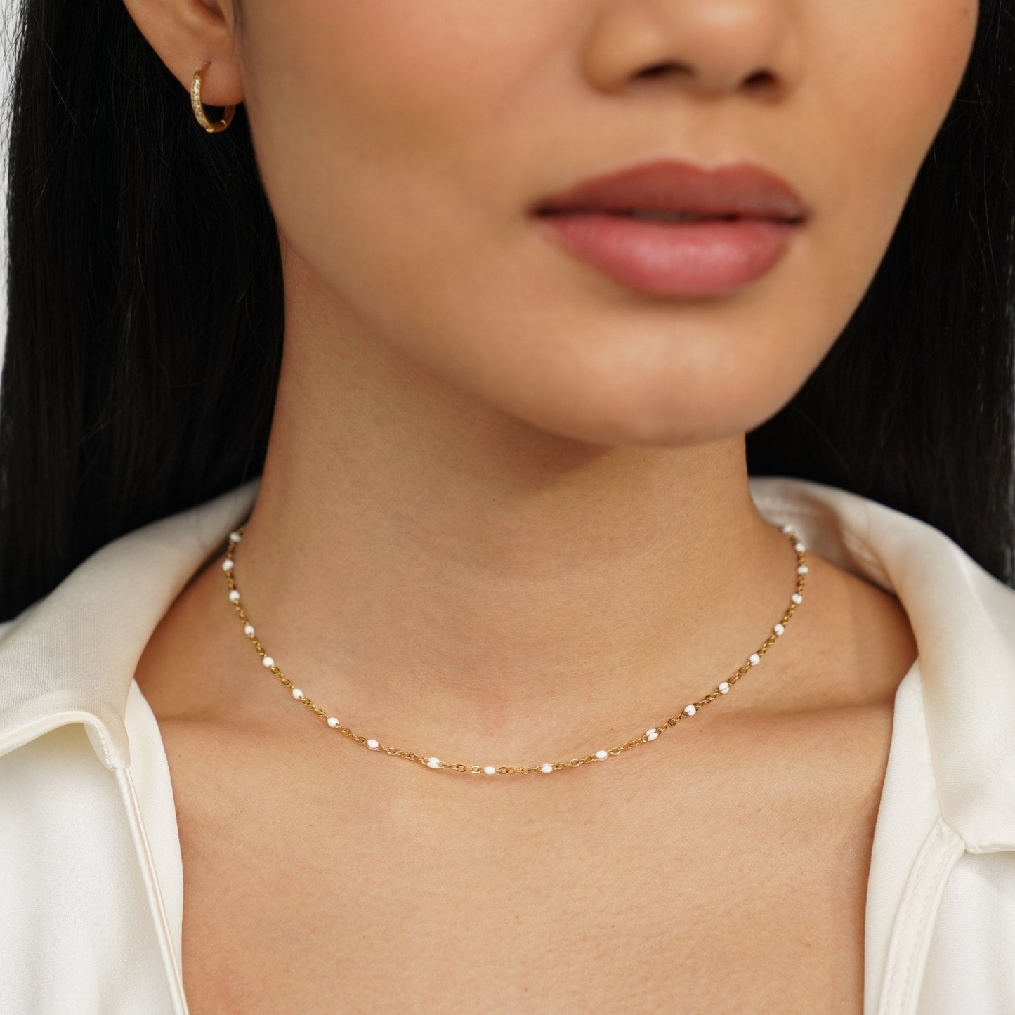 Milena – Collana corta con superficie liscia.