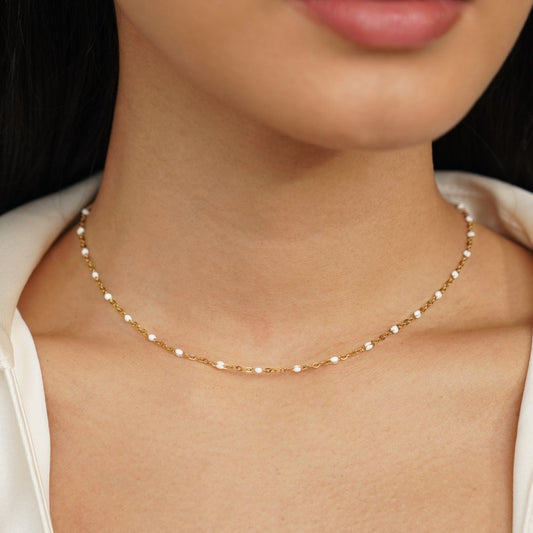 Sabina – Collana girocollo in oro fino con mini-perle.