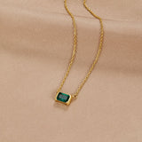 Liliana – Collana dorata con pendente rettangolare