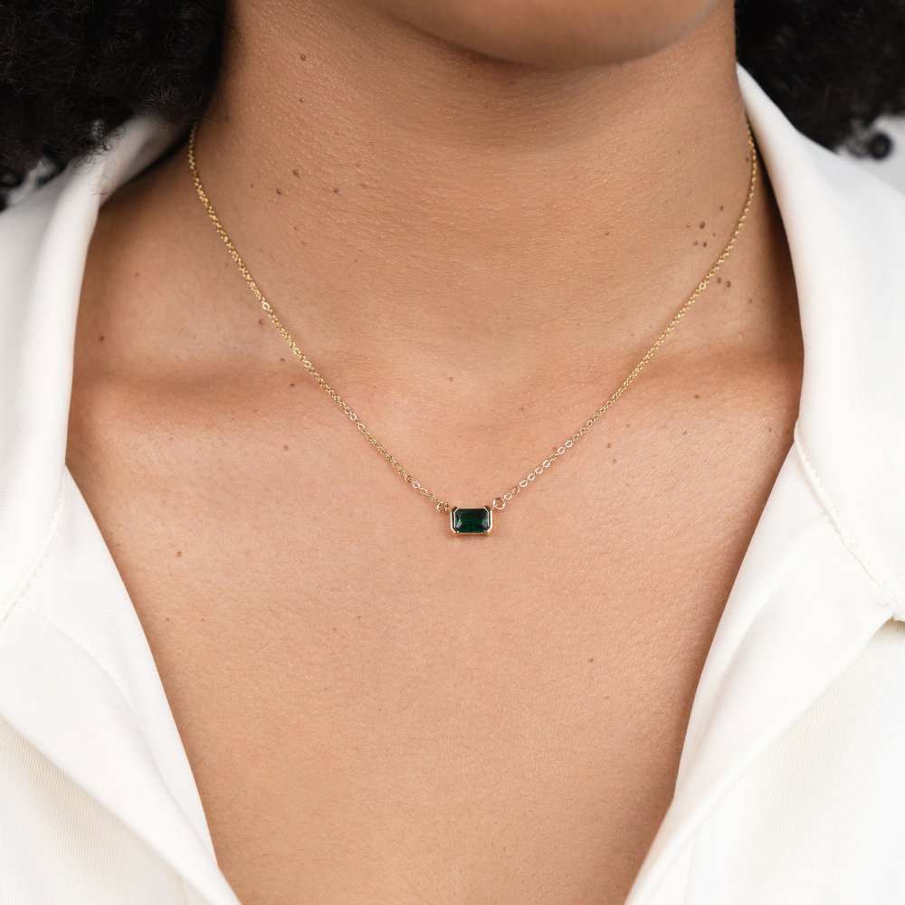 Liliana – Collana dorata con pendente rettangolare