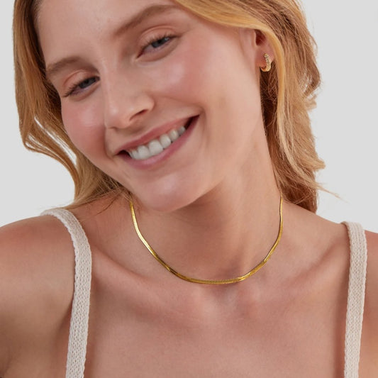 Elisa-Marie – Una collana d'oro delicatamente curva.