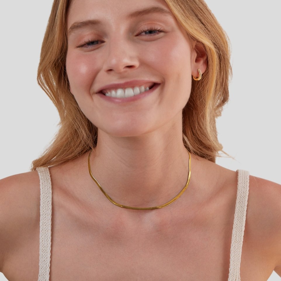 Elisa-Marie – Una collana d'oro delicatamente curva.