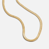 Elisa-Marie – Una collana d'oro delicatamente curva.