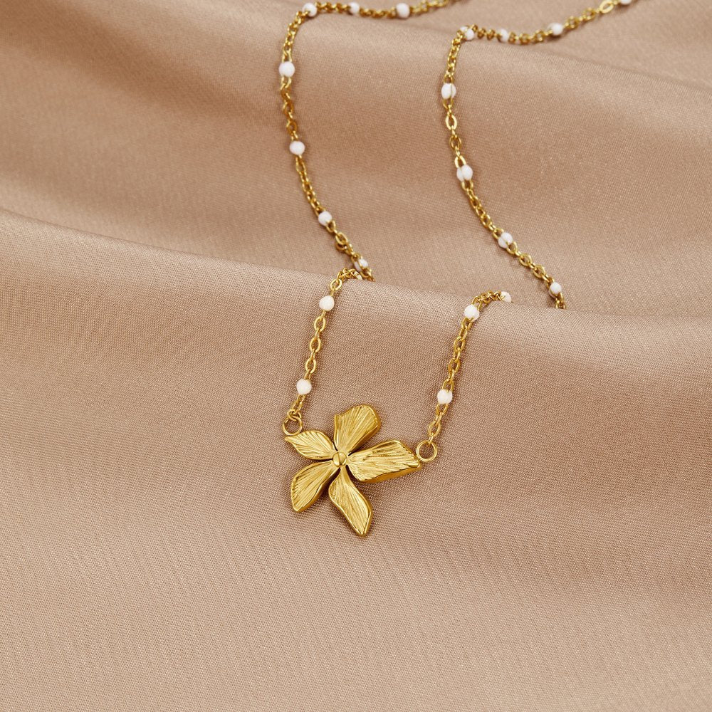 Ronja – Collana dorata con delicato dettaglio a cuore