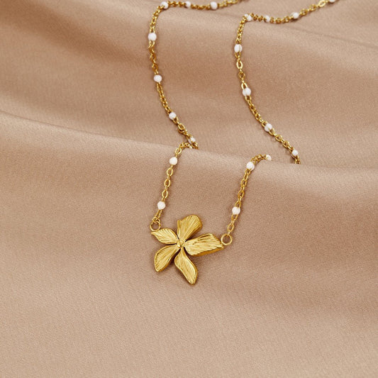 Felicia – Collana dorata con pendente ovale
