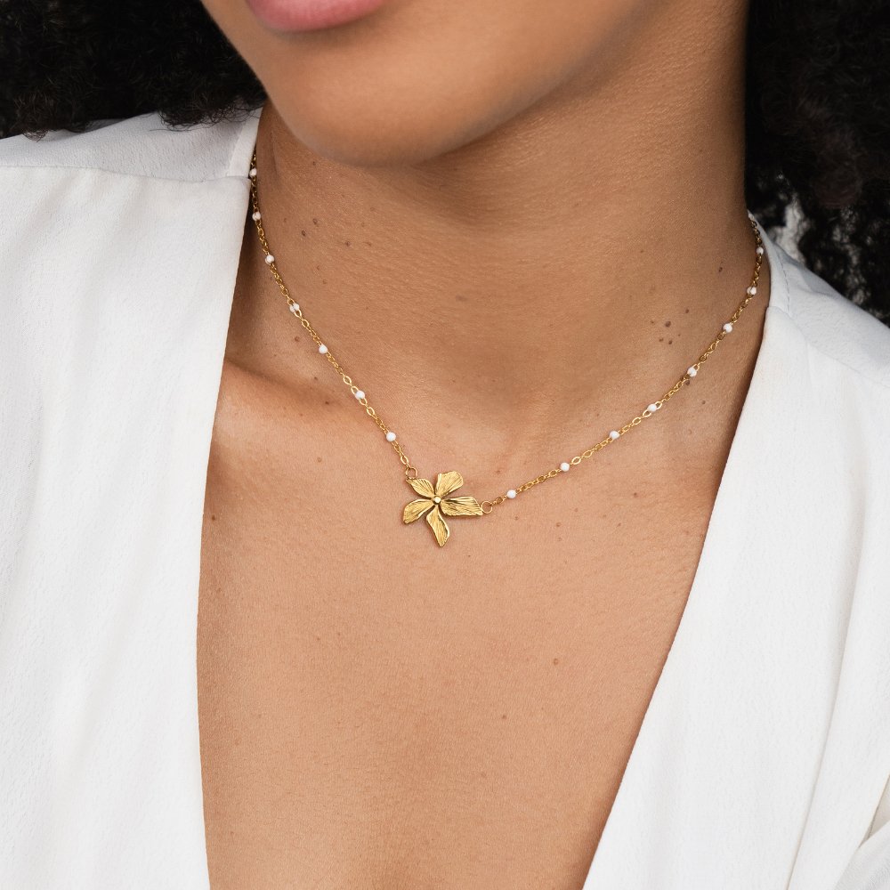 Felicia – Collana dorata con pendente ovale
