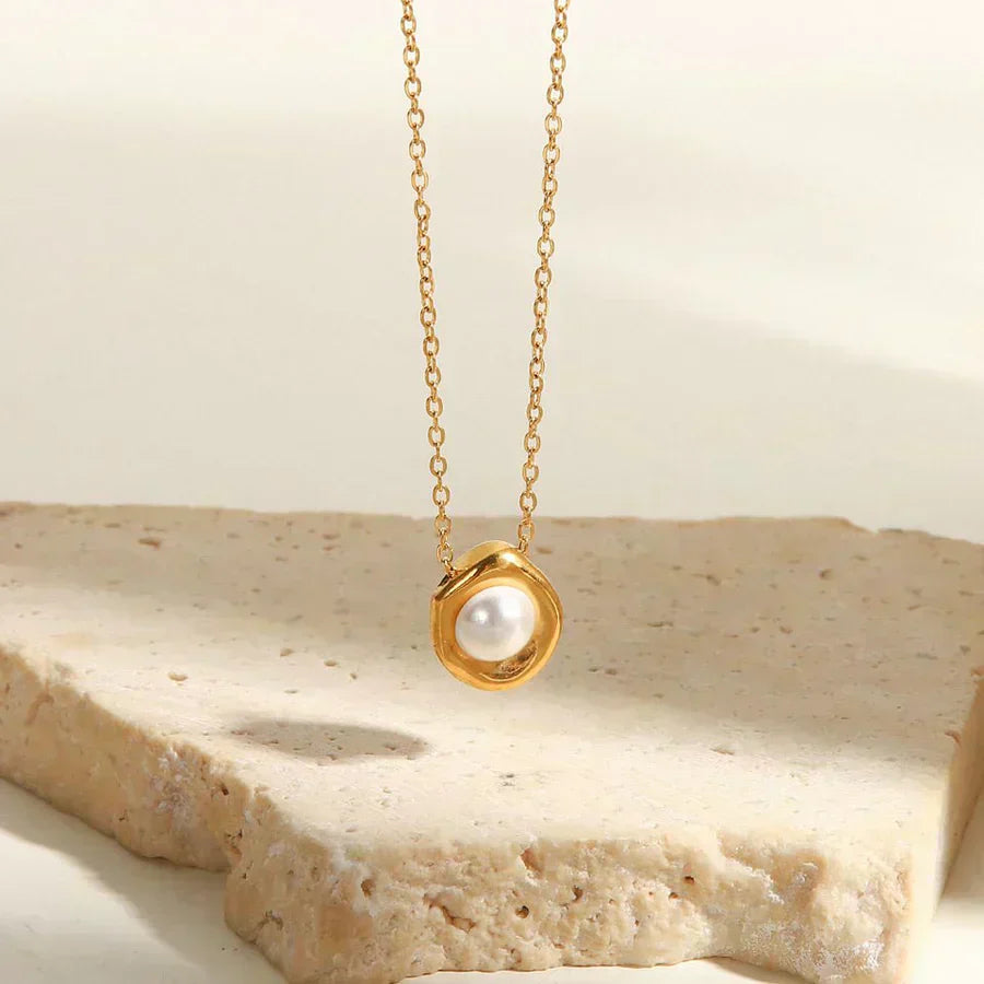 Melina – Collana dorata con medaglione ovale