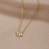 Amalia – Collana dorata con pendente composto da due perle