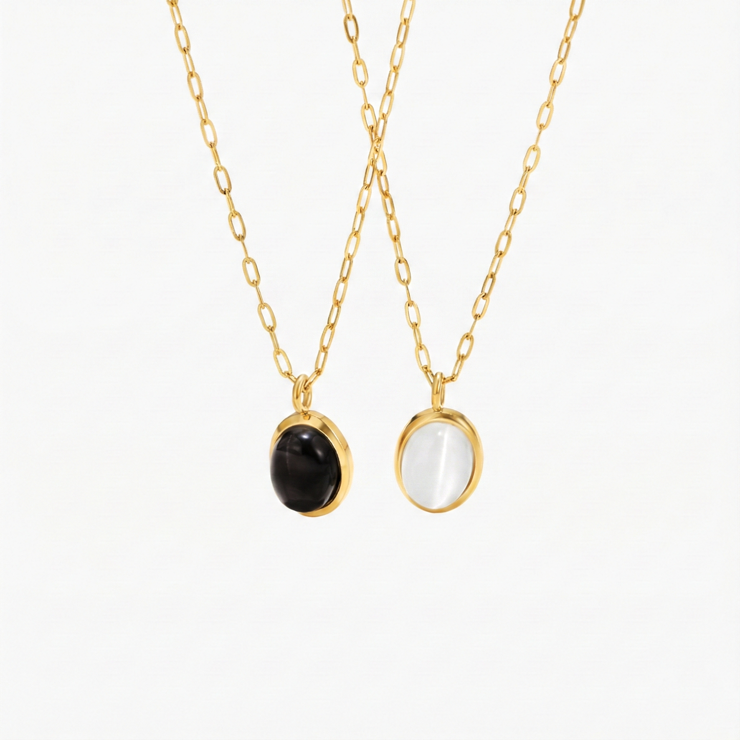 Veronika – Collana doppia in oro con dettagli neri.