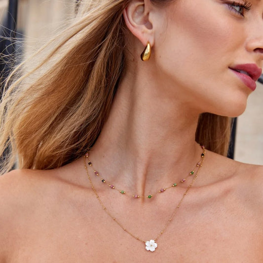 Alena – Collana in oro con pendente a forma di fiore.