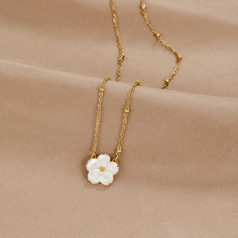 Alena – Collana in oro con pendente a forma di fiore.