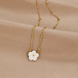 Alena – Collana in oro con pendente a forma di fiore.