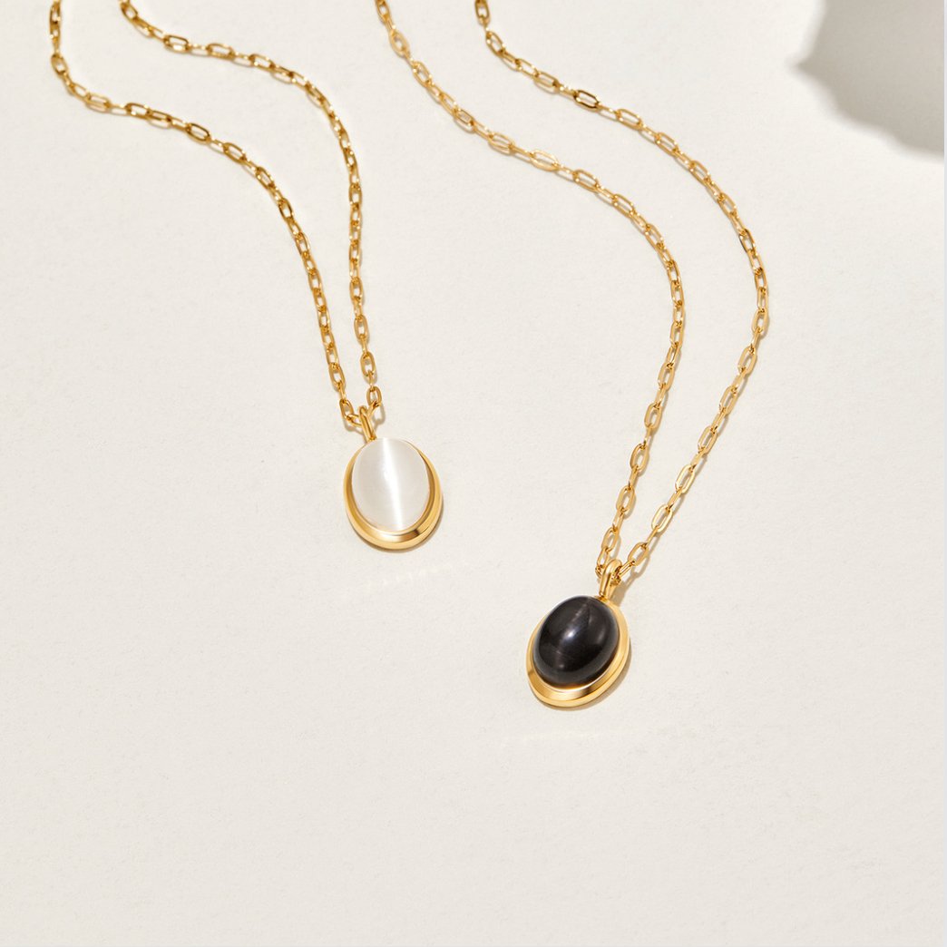 Veronika – Collana doppia in oro con dettagli neri.